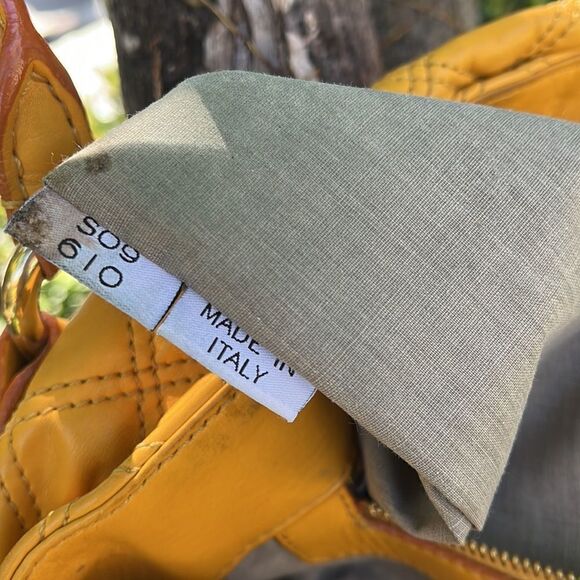 MARC JACOBS RARE mustard yellow calfskin quilted leather shoulder purse. - Picture 9 of 16